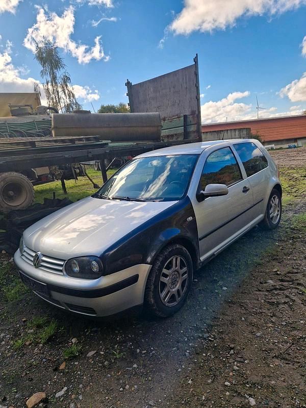 Silber Gebraucht 2002 VW Golf IV Kleinwagen | 400 € (Superpreis) - Bild 1/4