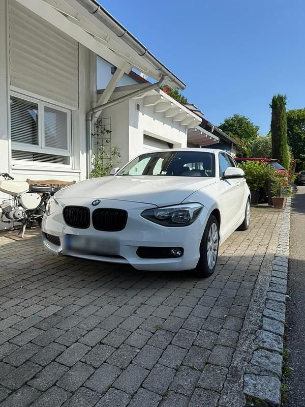 Weiß Gebraucht 2011 BMW 116 Kleinwagen | 9.000 € (Fairer Preis) - Bild 1/4