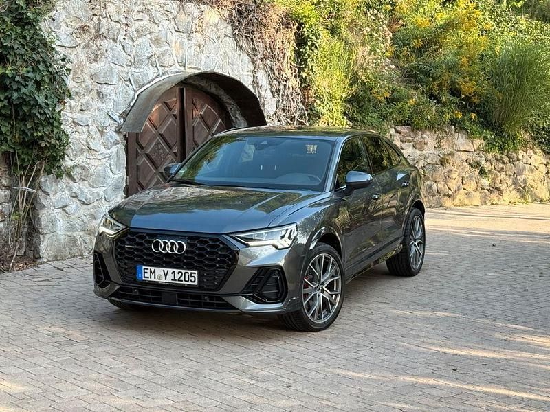 Grau Gebraucht 2022 Audi Q3 S-Line SUV | 39.200 € (Etwas zu teuer) - Bild 1/4