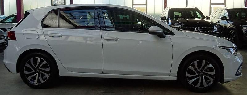 Gebraucht VW Golf VIII Active 150 PS (110 kW) 2023 Weiß Limousine