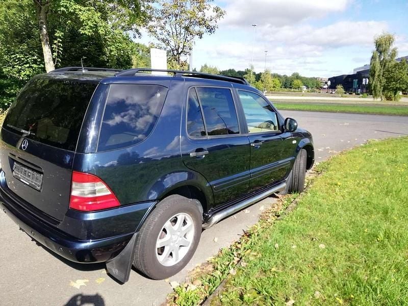 Gebraucht Mercedes ML430 272 PS (200 kW) 2000 Blau SUV