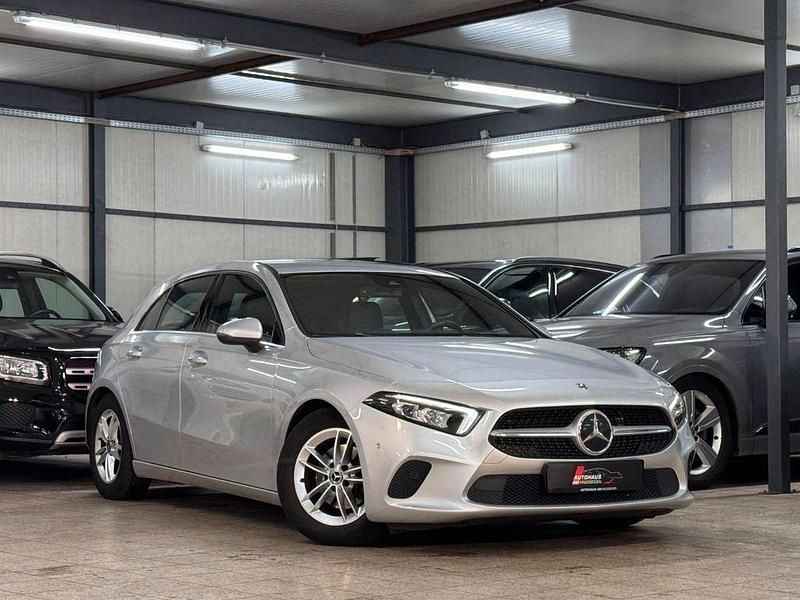 Silber Gebraucht 2020 Mercedes A180 Limousine | 19.590 € (Fairer Preis) - Bild 1/4