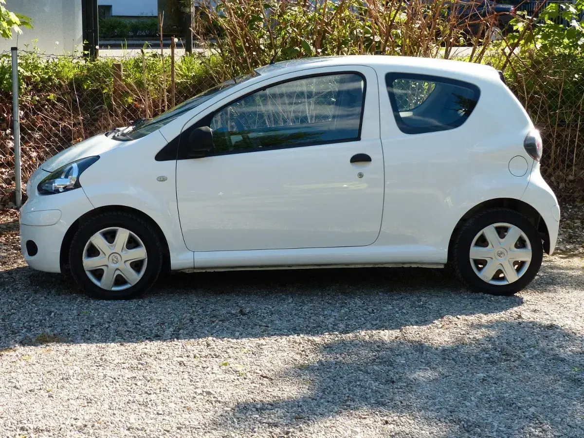 Second-hand Toyota Aygo 68 CP (50 kW) 2010 Alb Hatchback