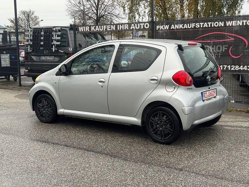 Second-hand Toyota Aygo Cool 68 CP (50 kW) 2006 Argintiu Hatchback