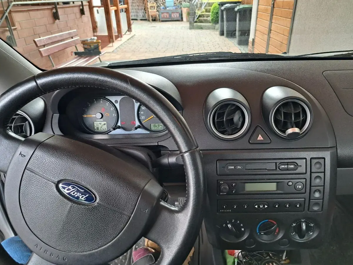 Gebraucht Ford Fiesta 69 PS (50 kW) 2002 Silber Kleinwagen