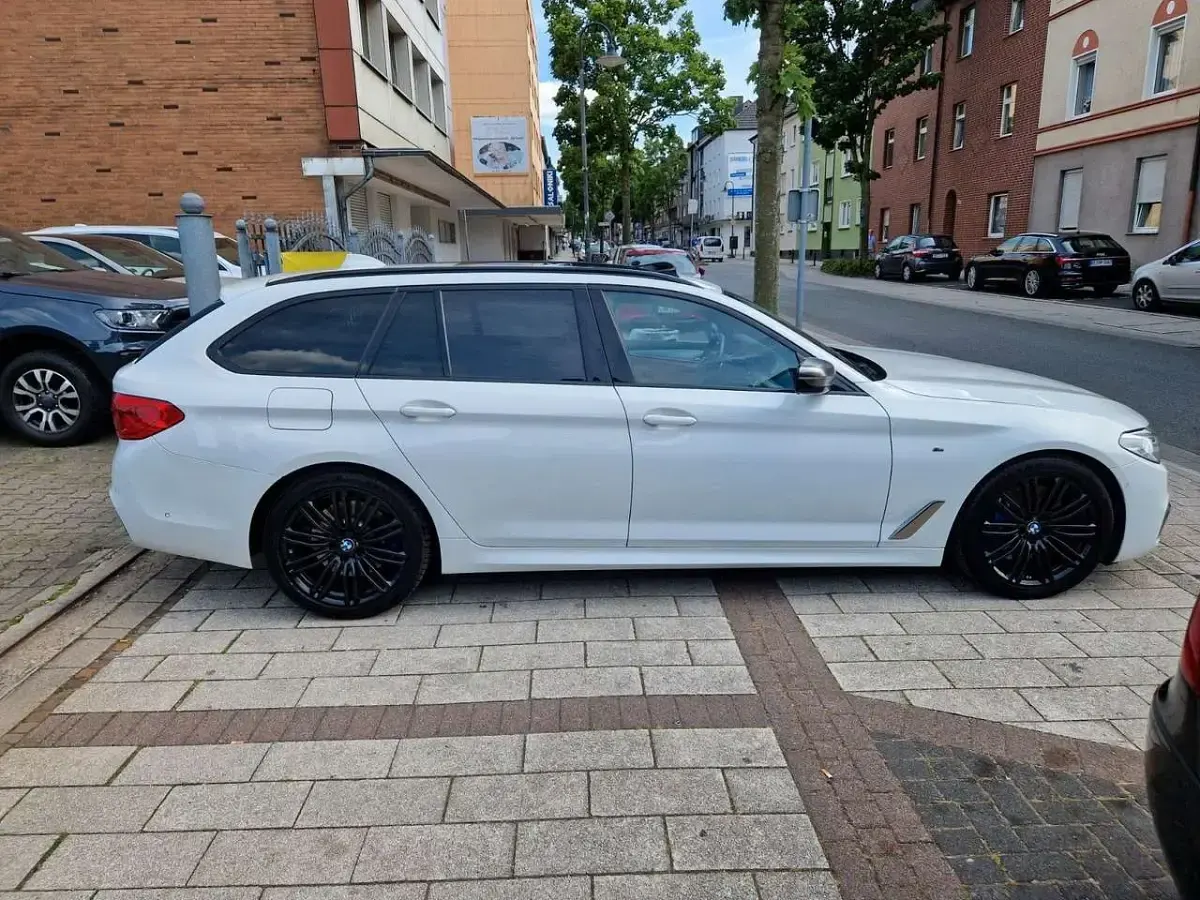 Gebraucht BMW 550 400 PS (294 kW) 2020 Alpinweiss iii Kombi