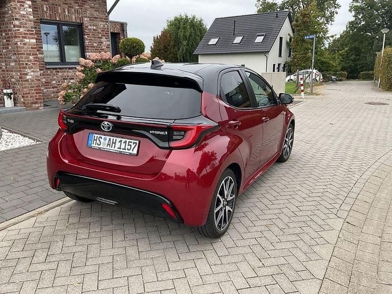 Rot Gebraucht 2021 Toyota Yaris Style Limousine | 19.900 € (Fairer Preis) - Bild 1/4