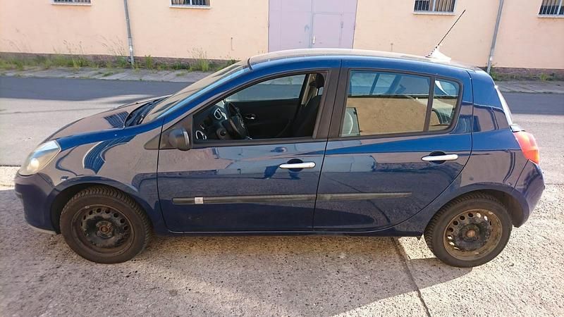 Blau Gebraucht 2006 Renault Clio II Dynamique Limousine | 2.500 € (Fairer Preis) - Bild 1/4