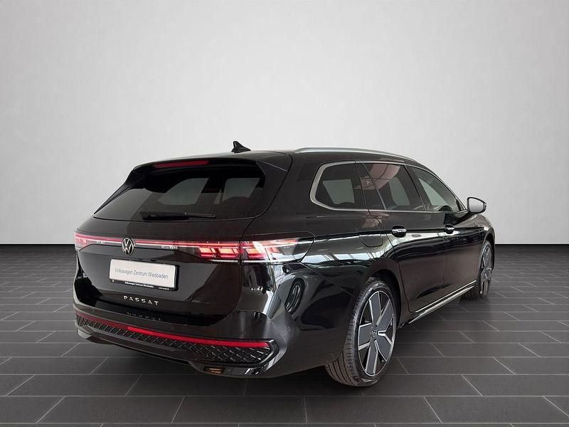 Gebraucht VW Passat R-line 150 PS (110 kW) 2025 Grenadillschwarz metallic (metallic) Kombi