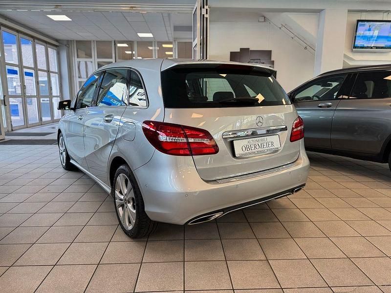 Gebraucht Mercedes B200 Progressive 156 PS (114 kW) 2018 Silber Van / Kleinbus