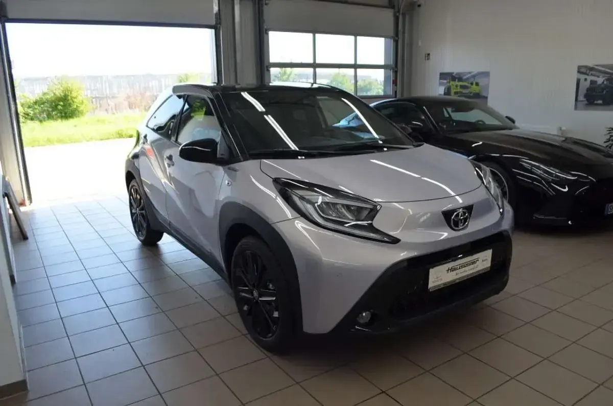 Neu Toyota Aygo X Edition 72 PS (52 kW) 2026 Light purple silver/night sky SUV