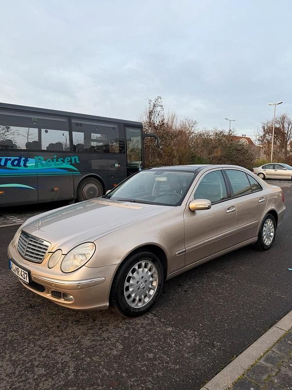 Gebraucht Mercedes E200 163 PS (119 kW) 2005 Gold Limousine