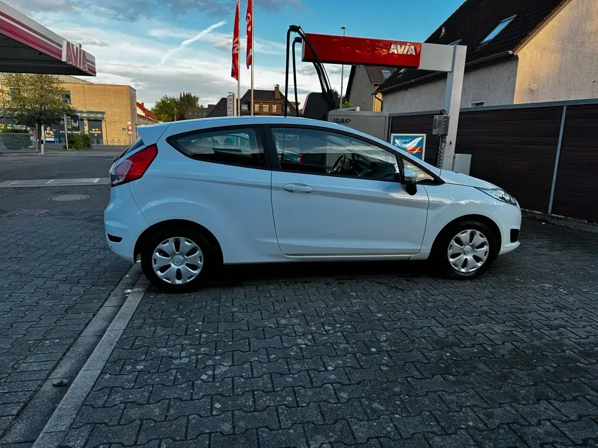 Gebraucht Ford Fiesta 95 PS (69 kW) 2016 Weiß Kleinwagen