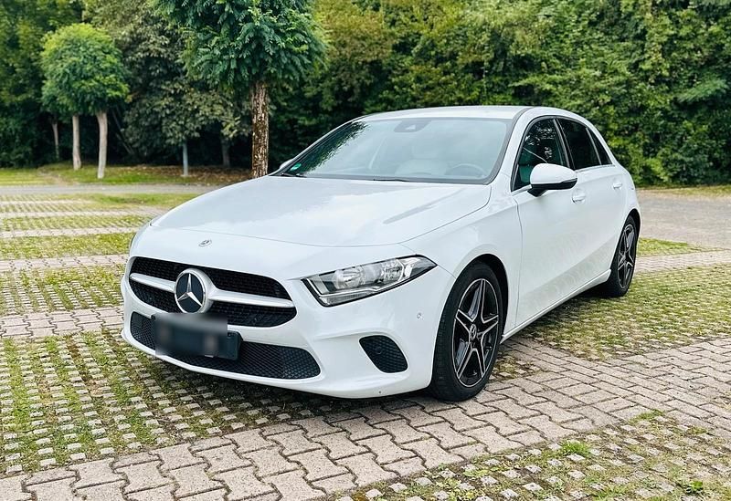 Weiß Gebraucht 2018 Mercedes A180 Business Kleinwagen | 18.899 € (Fairer Preis) - Bild 1/4