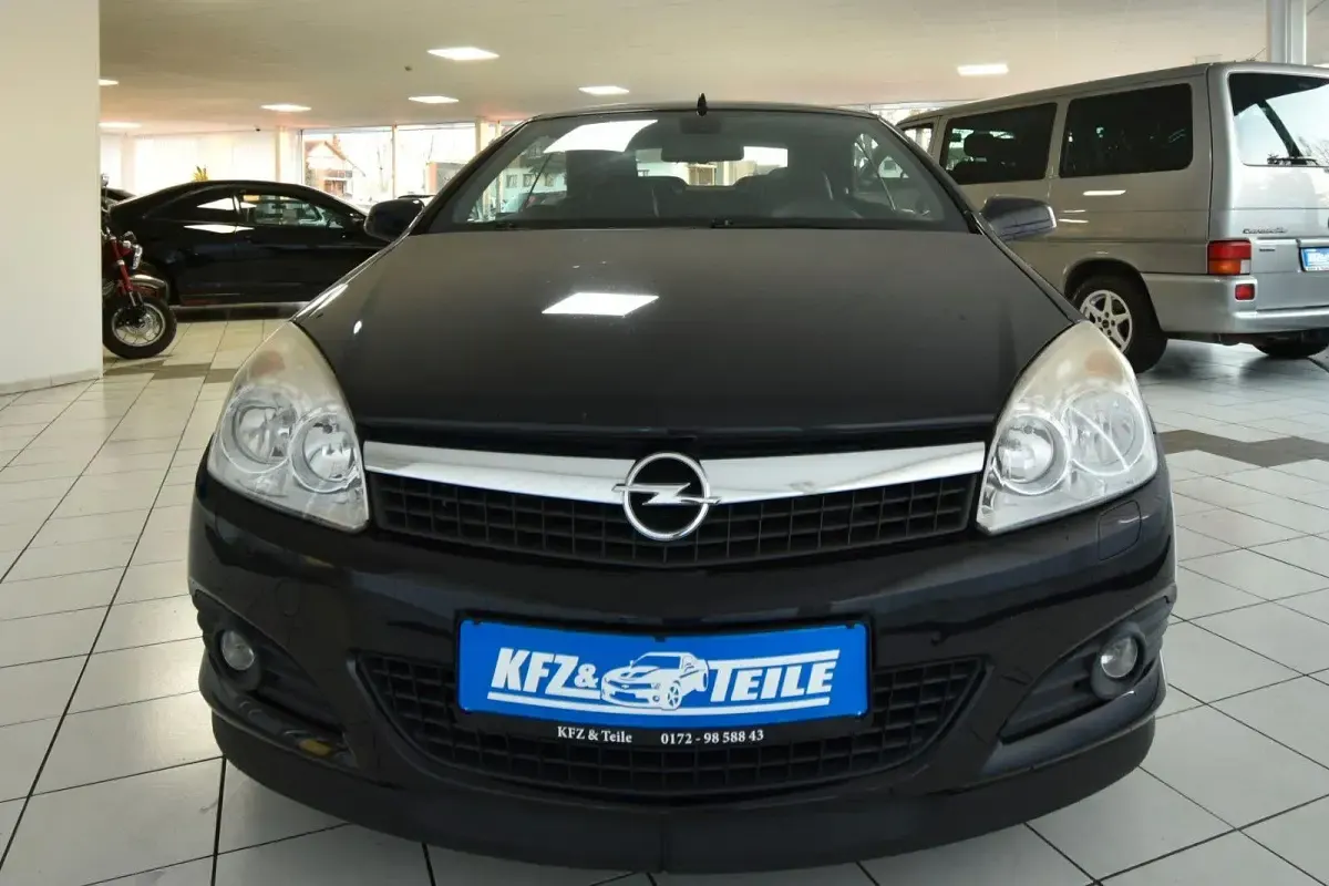 Używany Opel Astra Cabriolet 150 KM (110 kW) 2008 Czarny Kabriolet