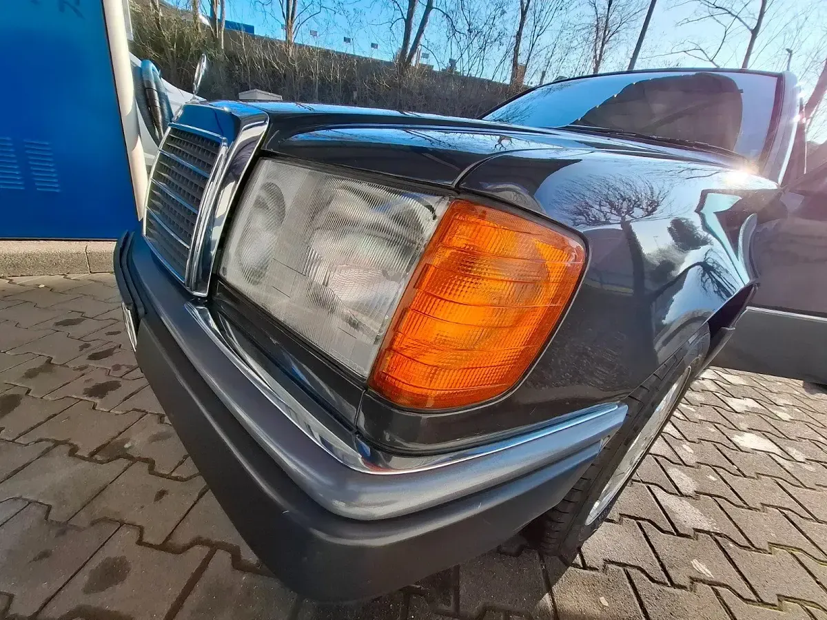 Używany Mercedes E230 136 KM (100 kW) 1992 Czarny Sedan/Limuzyna