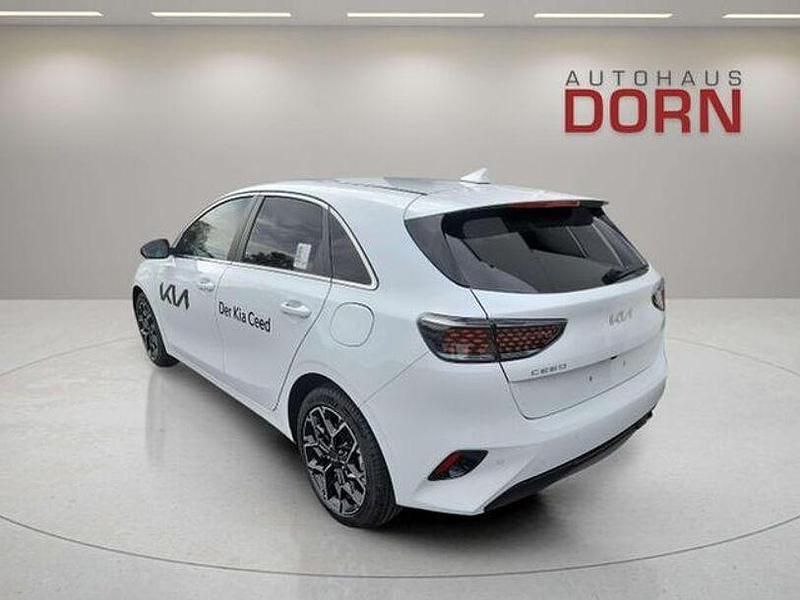 Gebraucht Kia Ceed 101 PS (74 kW) 2024 Carraraweiß Kleinwagen