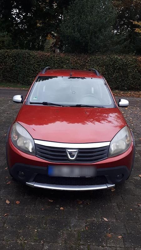 Rot Gebraucht 2012 Dacia Sandero Stepway Limousine | 3.800 € (Fairer Preis) - Bild 1/4
