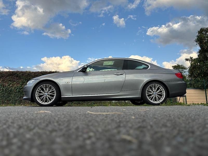 Grau Gebraucht 2010 BMW 325 Coupé | 17.990 € (Fairer Preis) - Bild 1/4