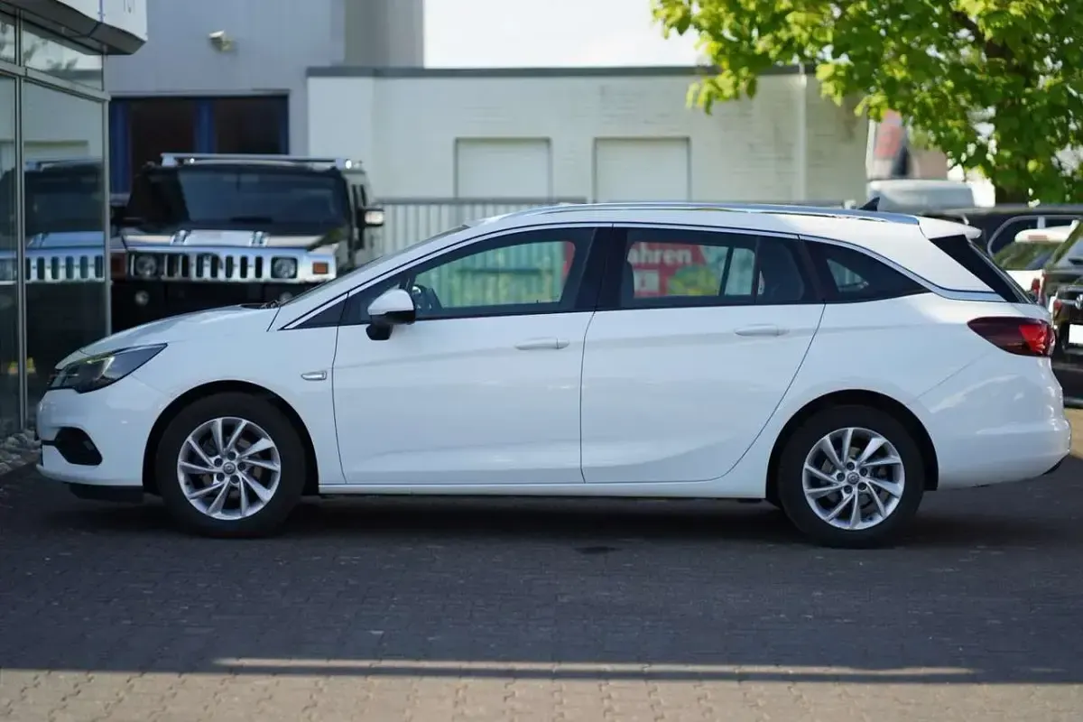Gebraucht Opel Astra 122 PS (89 kW) 2020 Schneeweiss/summitwhite/arctic Kombi