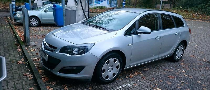 Silber Gebraucht 2013 Opel Astra Kombi | 4.900 € (Etwas zu teuer) - Bild 1/4