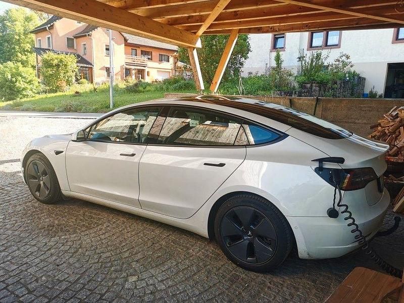 Weiß Gebraucht 2021 Tesla Model 3 Standard Range Limousine | 22.500 € (Guter Preis) - Bild 1/4