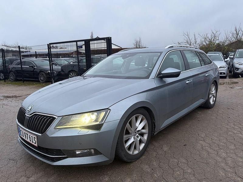 Grau Gebraucht 2017 Skoda Superb Active Limousine | 7.400 € (Etwas zu teuer) - Bild 1/4