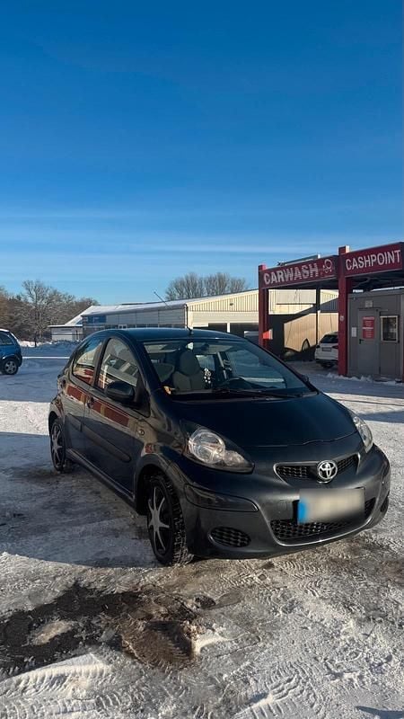 Gebraucht Toyota Aygo 68 PS (50 kW) 2010 Grau Kleinwagen