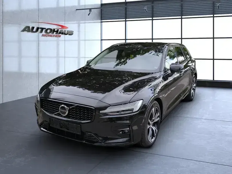 Gebraucht Volvo V60 Plus 197 PS (144 kW) 2024 Onyx black (metallic) Kombi