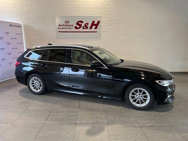 Schwarz uni Gebraucht 2019 BMW 320 Luxury Line Kombi | 25.990 € (Fairer Preis) - Bild 1/4
