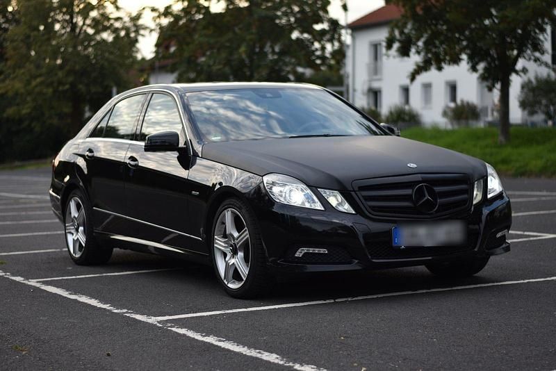 Schwarz Gebraucht 2009 Mercedes E350 Avantgarde Limousine | 10.100 € (Guter Preis) - Bild 1/4