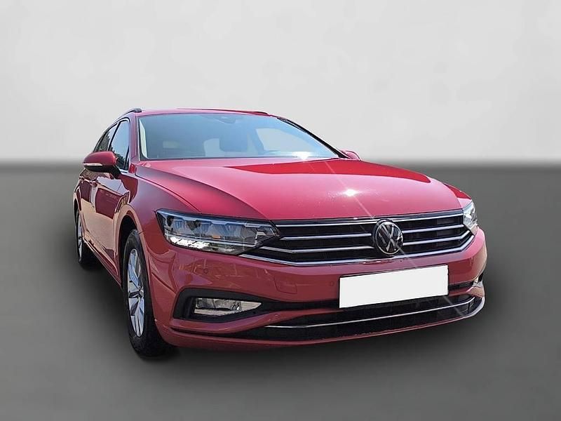 Gebraucht VW Passat 122 PS (89 kW) 2023 Rot Kombi