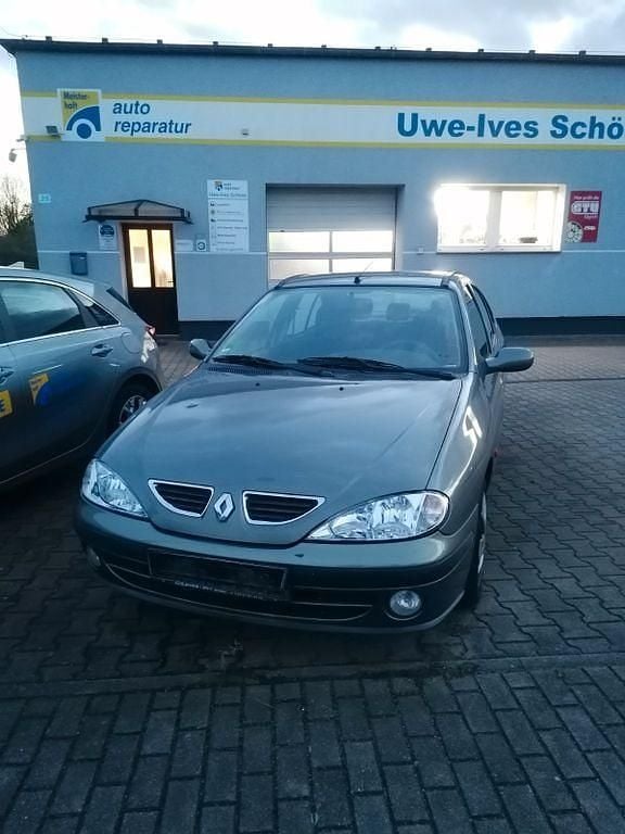 Grau Gebraucht 2002 Renault Mégane II Limousine | 650 € (Superpreis) - Bild 1/4