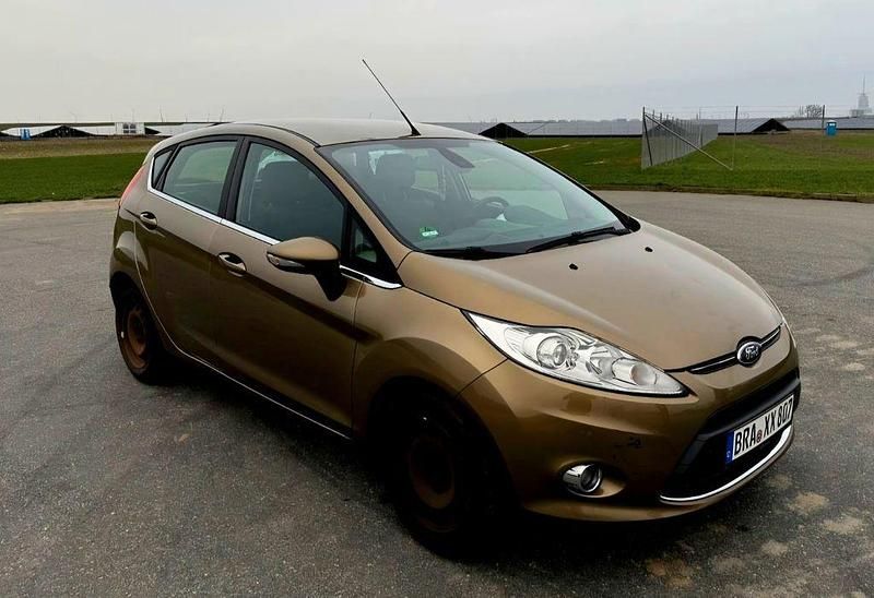 Gebraucht Ford Fiesta Titanium 82 PS (60 kW) 2012 Beige Kleinwagen
