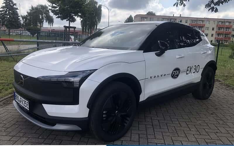 Weiß Gebraucht 2025 Volvo EX30 Performance SUV | 55.900 € - Bild 1/1