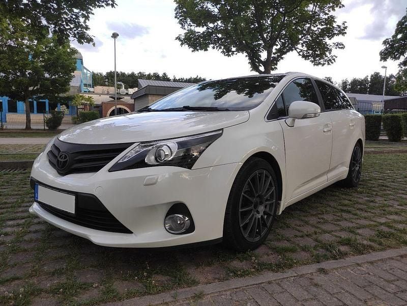 Weiß Gebraucht 2013 Toyota Avensis Edition Kombi | 7.500 € (Fairer Preis) - Bild 1/4