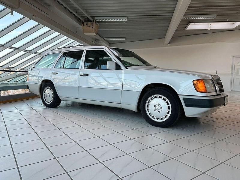 Weiß Gebraucht 1990 Mercedes E230 Kombi | 7.950 € - Bild 1/4