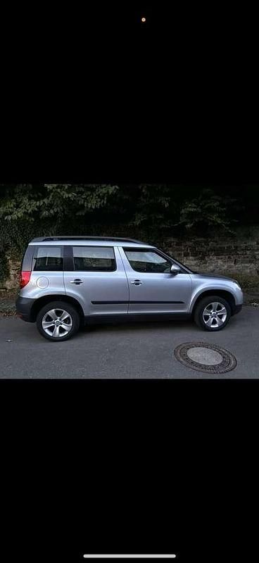 Silber Gebraucht 2012 Skoda Yeti GreenLine SUV | 4.900 € (Fairer Preis) - Bild 1/4