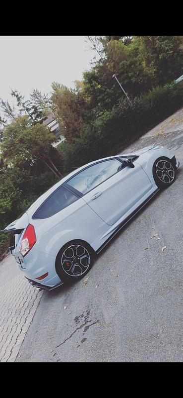 Grau Gebraucht 2016 Ford Fiesta ST200 Kleinwagen | 11.900 € (Teuer) - Bild 1/4