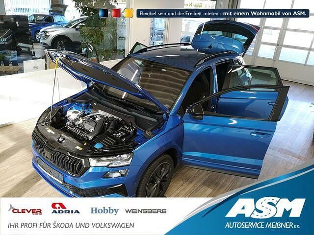 Race blau metallic Neu 2025 Skoda Karoq SportLine SUV | 38.788 € (Teuer) - Bild 1/2
