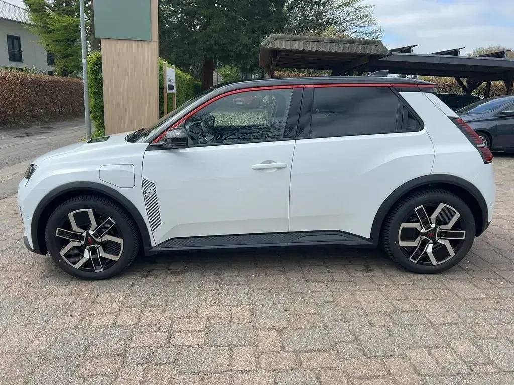 Neu Renault 5 E-Tech Komfort 110 kW (150 PS) 2026 Perlmuttweiß mit dach in Limousine