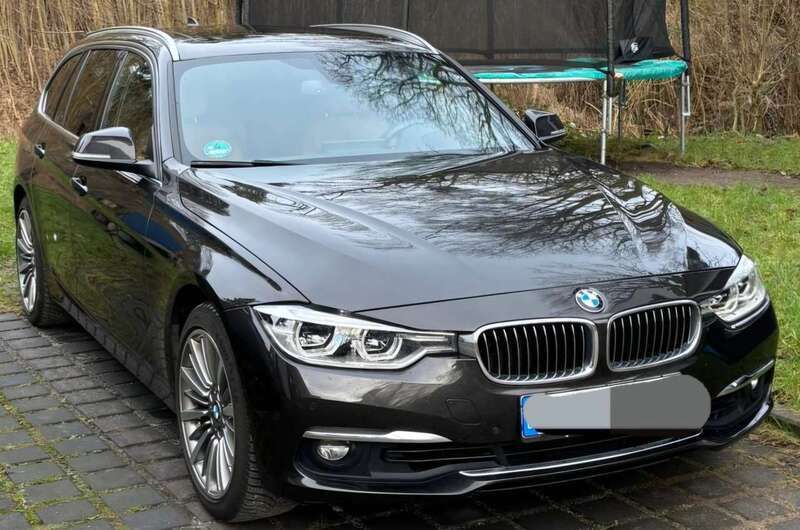 Grau Gebraucht 2017 BMW 330 Luxury Line Kombi | 20.999 € (Fairer Preis) - Bild 1/4