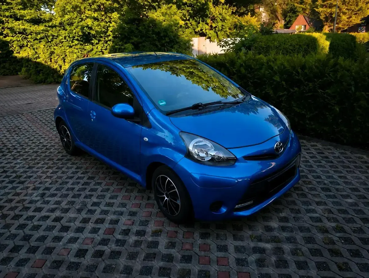 Gebraucht Toyota Aygo 69 PS (50 kW) 2013 Blau Kleinwagen