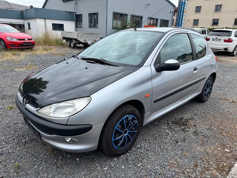 Grau Gebraucht 1999 Peugeot 206 Kleinwagen | 1.100 € (Fairer Preis) - Bild 1/4