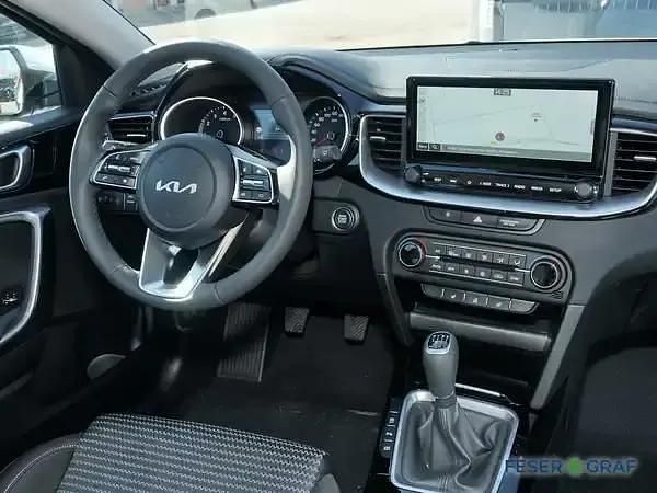 Neu Kia Ceed 101 PS (74 kW) 2025 Cararraweiss Kleinwagen