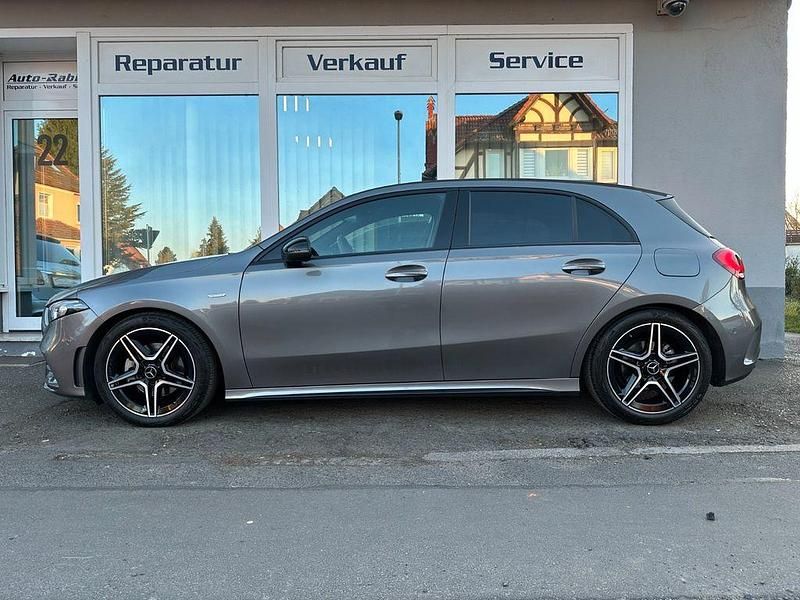 Grau Gebraucht 2021 Mercedes A200 AMG Limousine | 28.999 € (Fairer Preis) - Bild 1/4