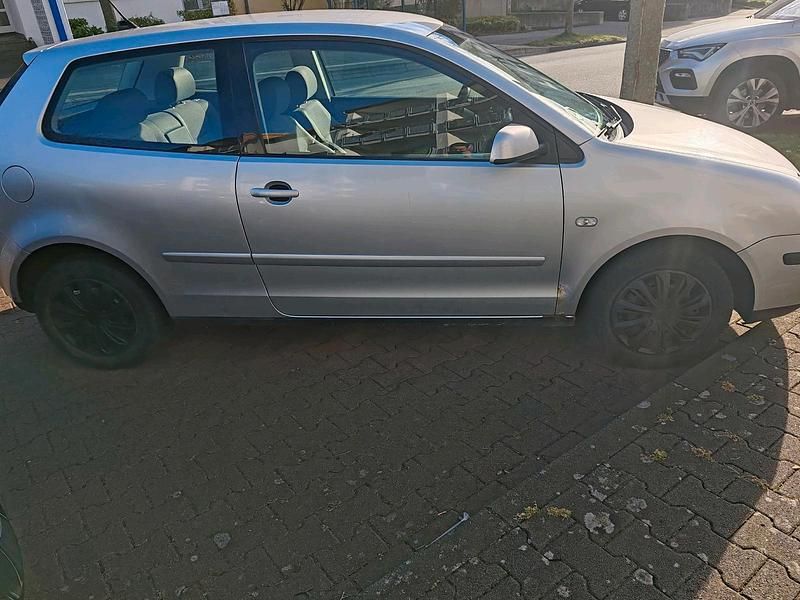 Silber Gebraucht 2001 VW Polo Kleinwagen | 950 € (Etwas zu teuer) - Bild 1/4