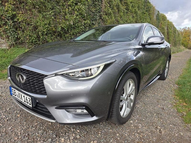 Grau Gebraucht 2016 Infiniti Q30 Kleinwagen | 11.900 € - Bild 1/4