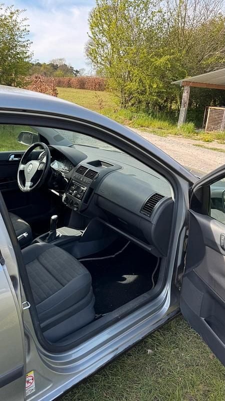 Second-hand VW Polo 68 CP (50 kW) 2007 Argintiu Hatchback