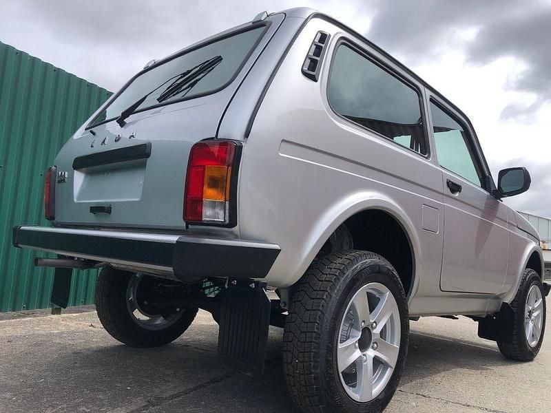Neu Lada niva 83 PS (61 kW) 2026 Silber SUV